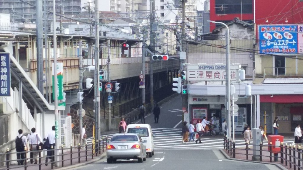 三ツ屋商店街と阪急神戸線