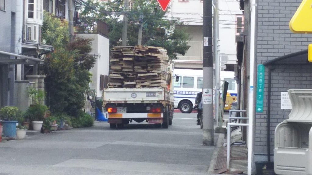 サムティ淀川区木川東２丁目の荷物を積んだトラック