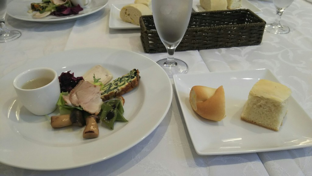 トラットリアチェーロ　前菜とパン