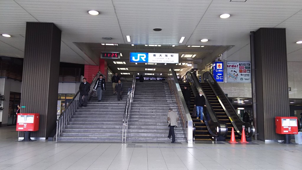JR新大阪駅　正面階段