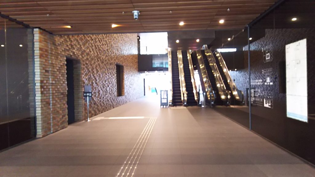 新大阪ブリックビル　１階　真ん中自動ドア　エスカレーター