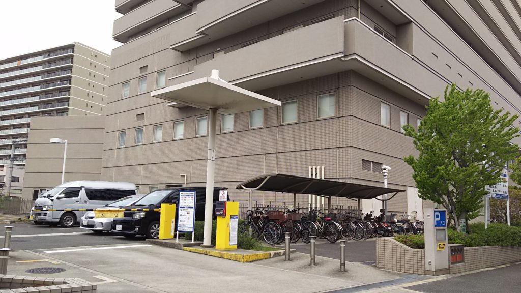 十三市民病院　第３駐車場と駐輪場