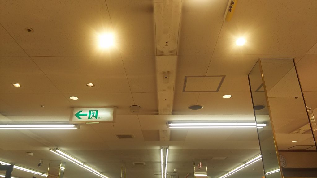 ライフ十三東店　天井の電気を外した跡