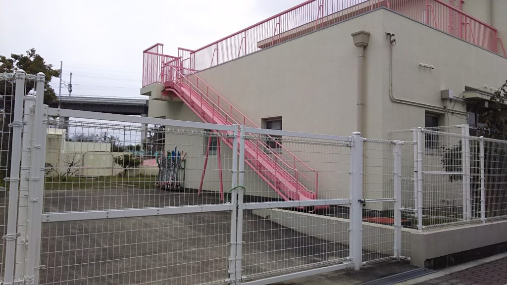 加島第一保育園　建物横　避難用すべり台