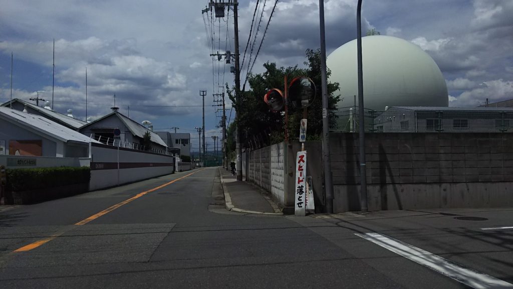 大阪ガス　ガスタンクと神崎川への道