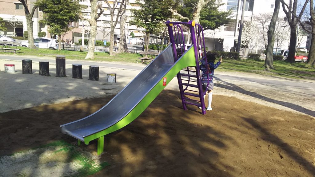 三国本町公園　小さい子用すべり台　フェンス外れる