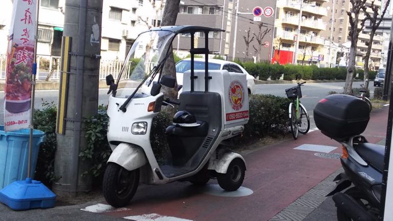 シャッター前 自転車置かれる