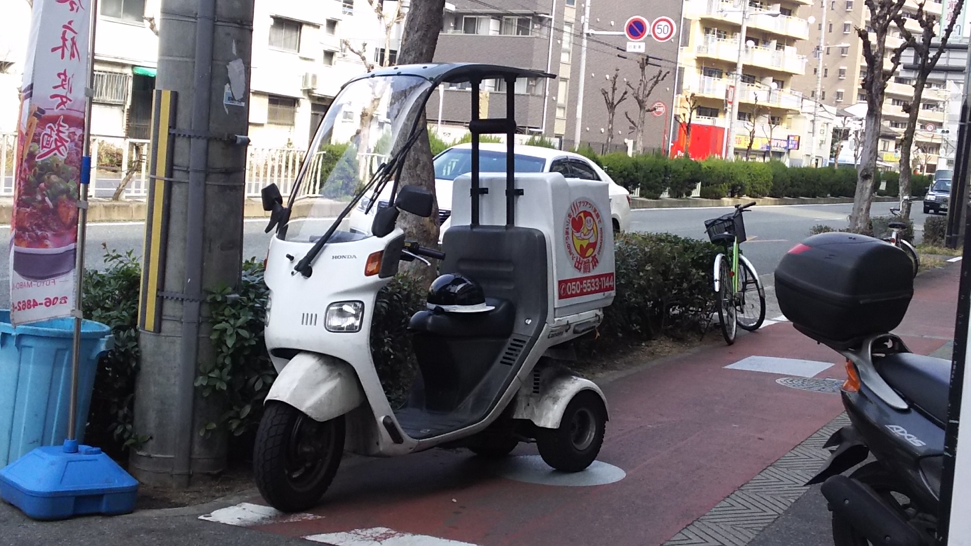 シャッター前 自転車置かれる