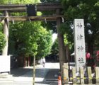 神津神社　春まつりの看板の出ている鳥居