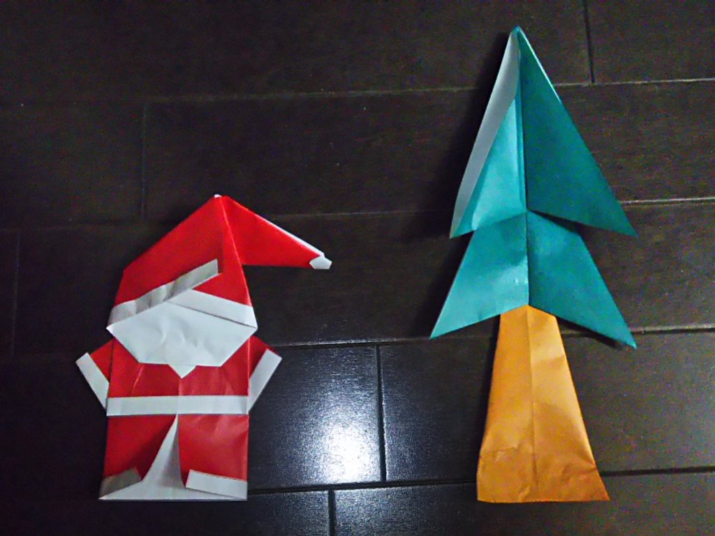 折り紙の　サンタクロースと　モミの木　