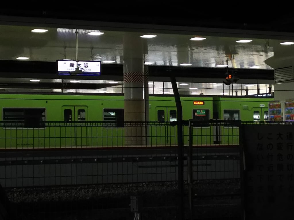新大阪駅に停まる　おおさか東線の　試運転列車　黄緑色の201系
