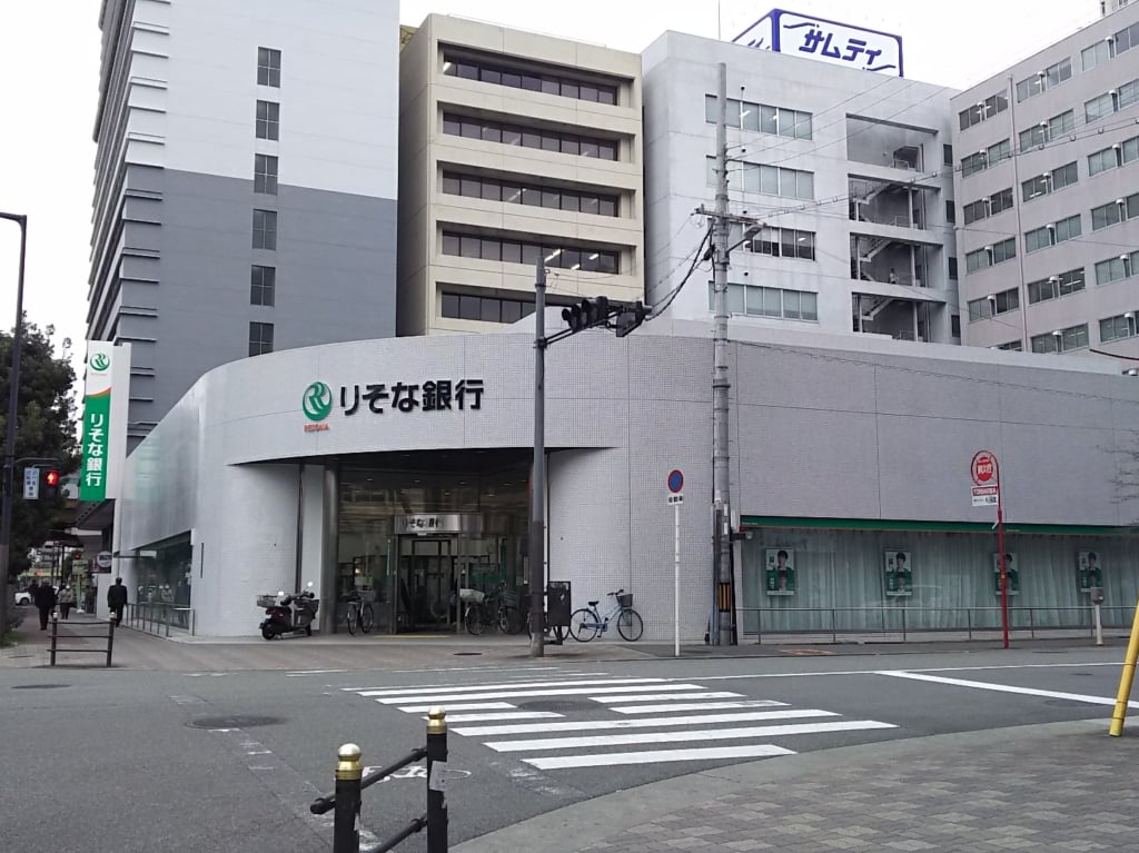 りそな銀行　新大阪駅前支店　西側　出入り口