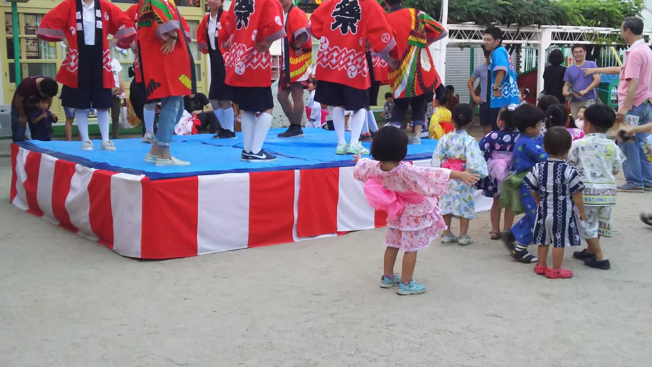 木川幼稚園　盆踊り　踊っている子ども