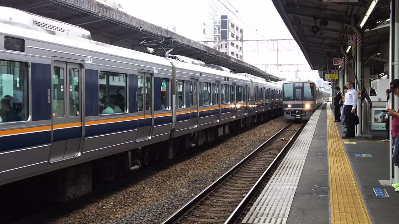 JR　塚本駅　ホームから　電車