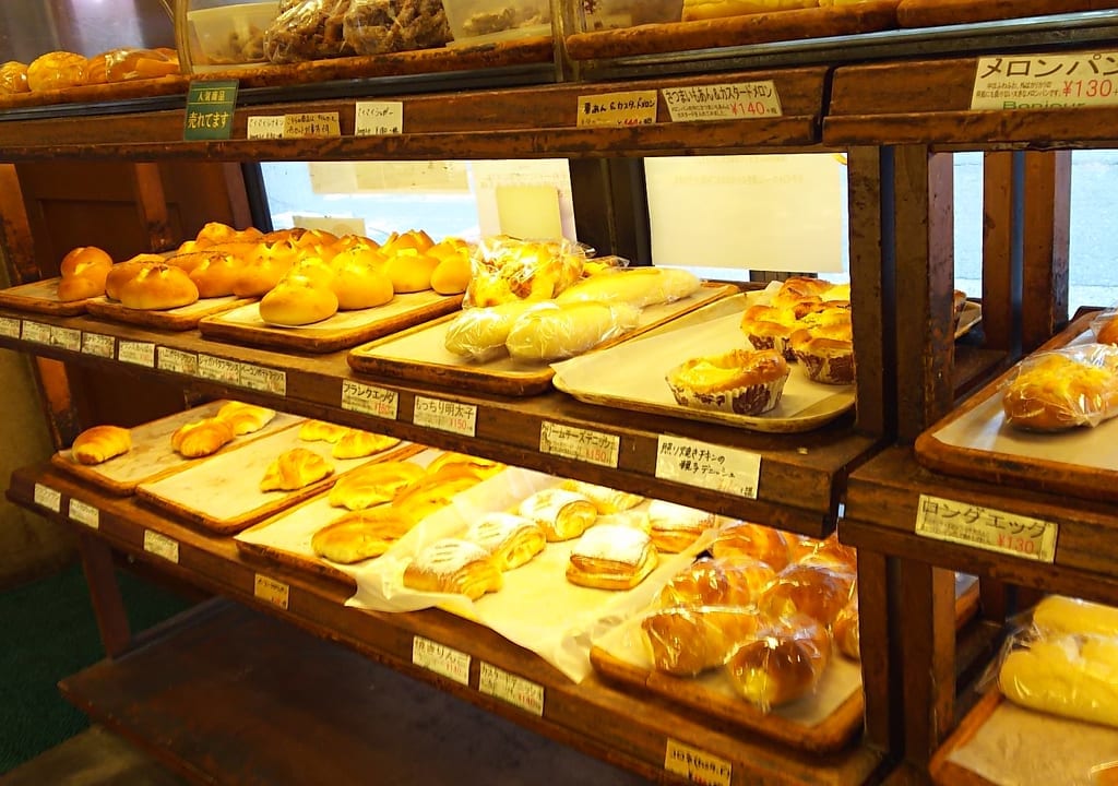 ベーカリーカフェ　ボンジュール　テイクアウトのパンの陳列棚