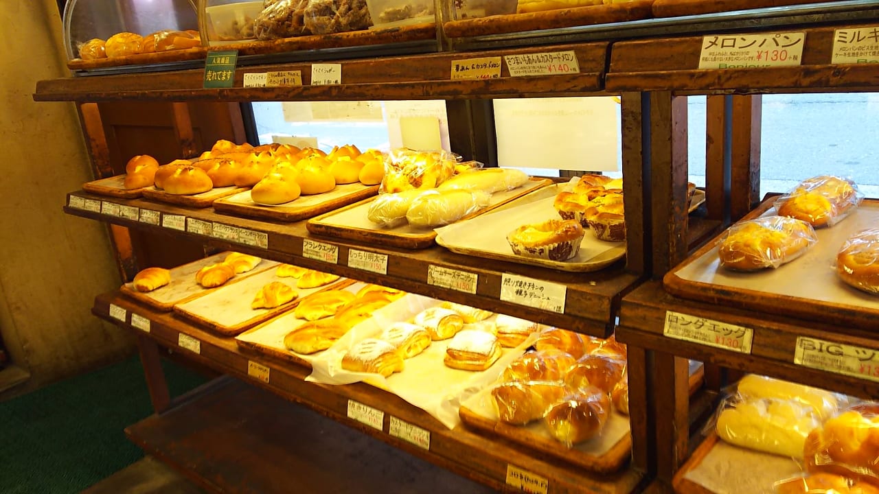 ベーカリーカフェ　ボンジュール　テイクアウトのパンの陳列棚