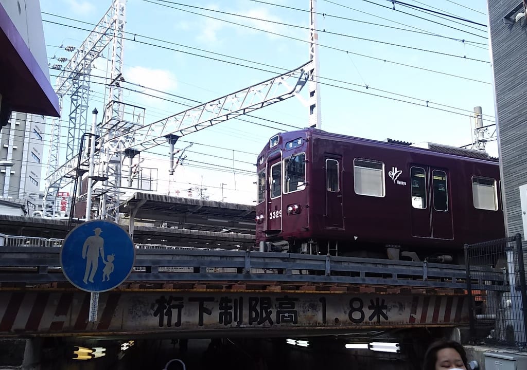 阪急電車　十三駅高架下から