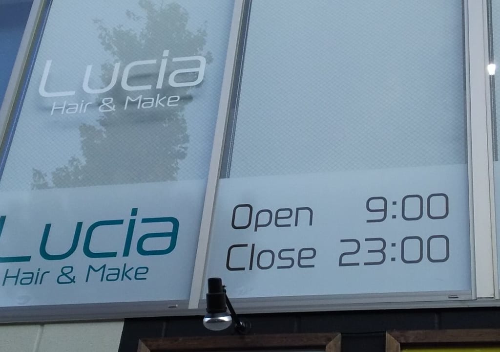 ヘアー　アンド　メイク　ルシア　東三国店の　ガラス