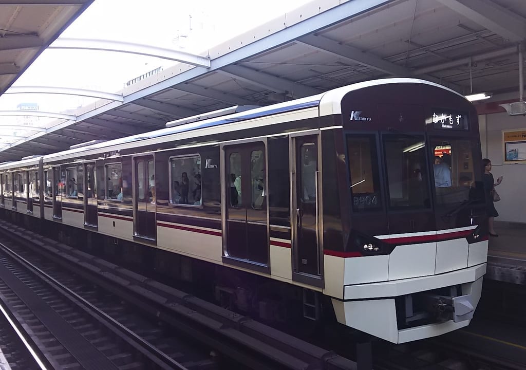 大阪メトロ御堂筋線　駅に停車中の電車