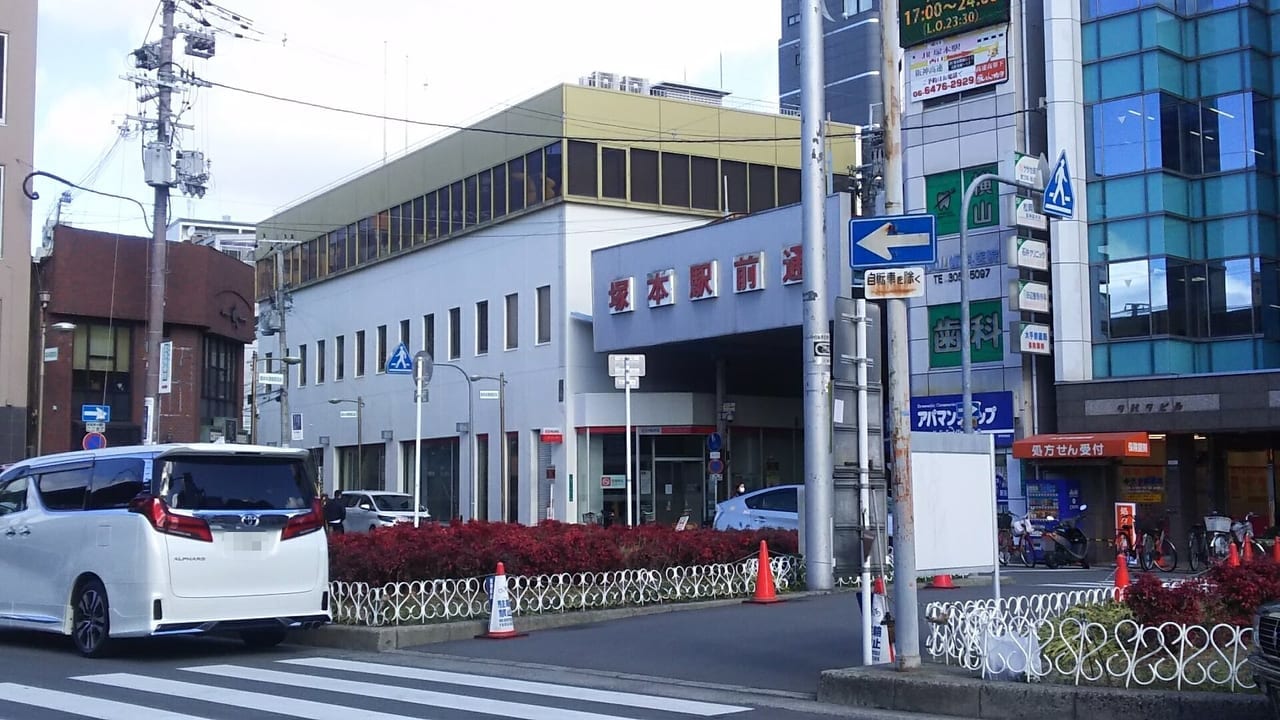 JR神戸線　塚本駅　東口　駅前ロータリーと　塚本駅前通り