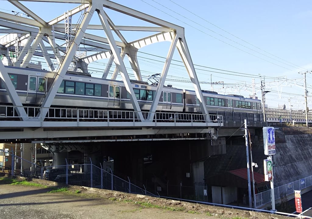 JR神戸線　塚本駅　南側　線路上　電車