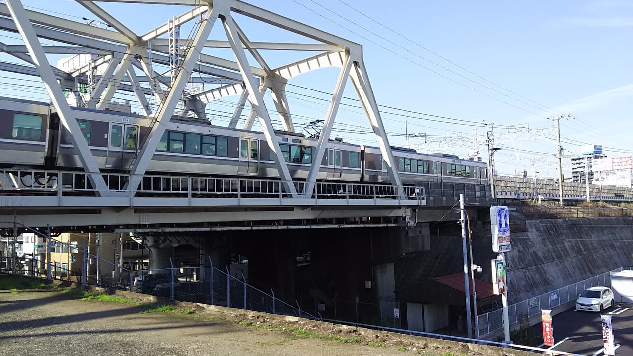JR神戸線　塚本駅　南側　線路上　電車