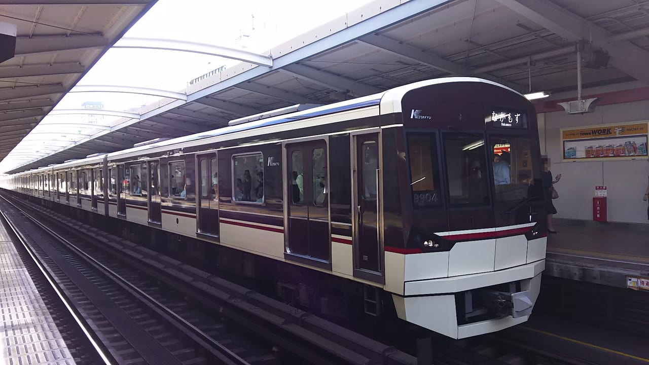 大阪メトロ御堂筋線　駅に停車中の電車