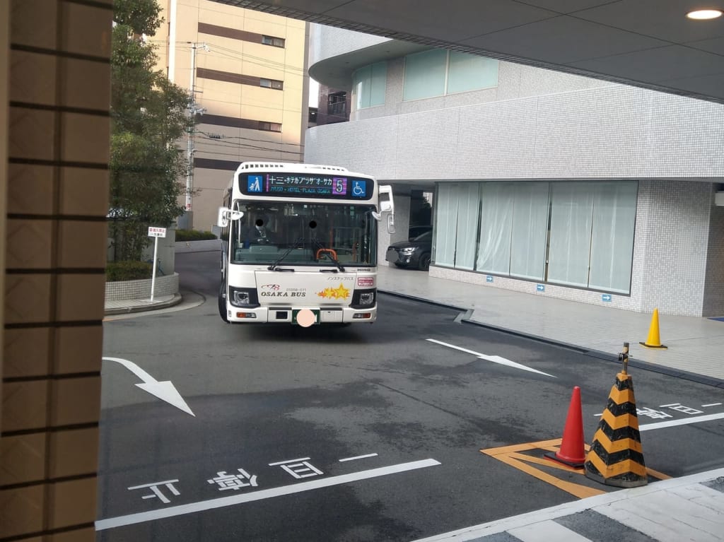 大阪バス　御堂筋線が　十三　ホテル　プラザオーサカにやってきた　