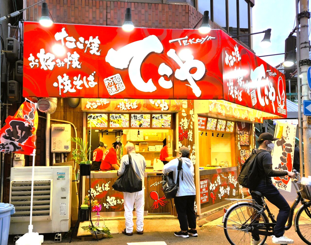 新たにオープンしたたこ焼き店で美味しさを語ろう！